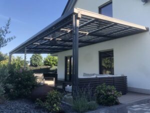 Ein Solar-Terrassendachdach kann eine nachhaltige Alternative zur herkömmlichen Energiegewinnung sein. Foto: Glasvordach.de