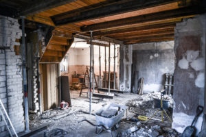 Bei diesem Haus besteht erheblicher Sanierungsbedarf. Foto: © beugdesign/ stock adobe