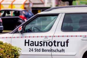 Hausnotruf auf einem PKW